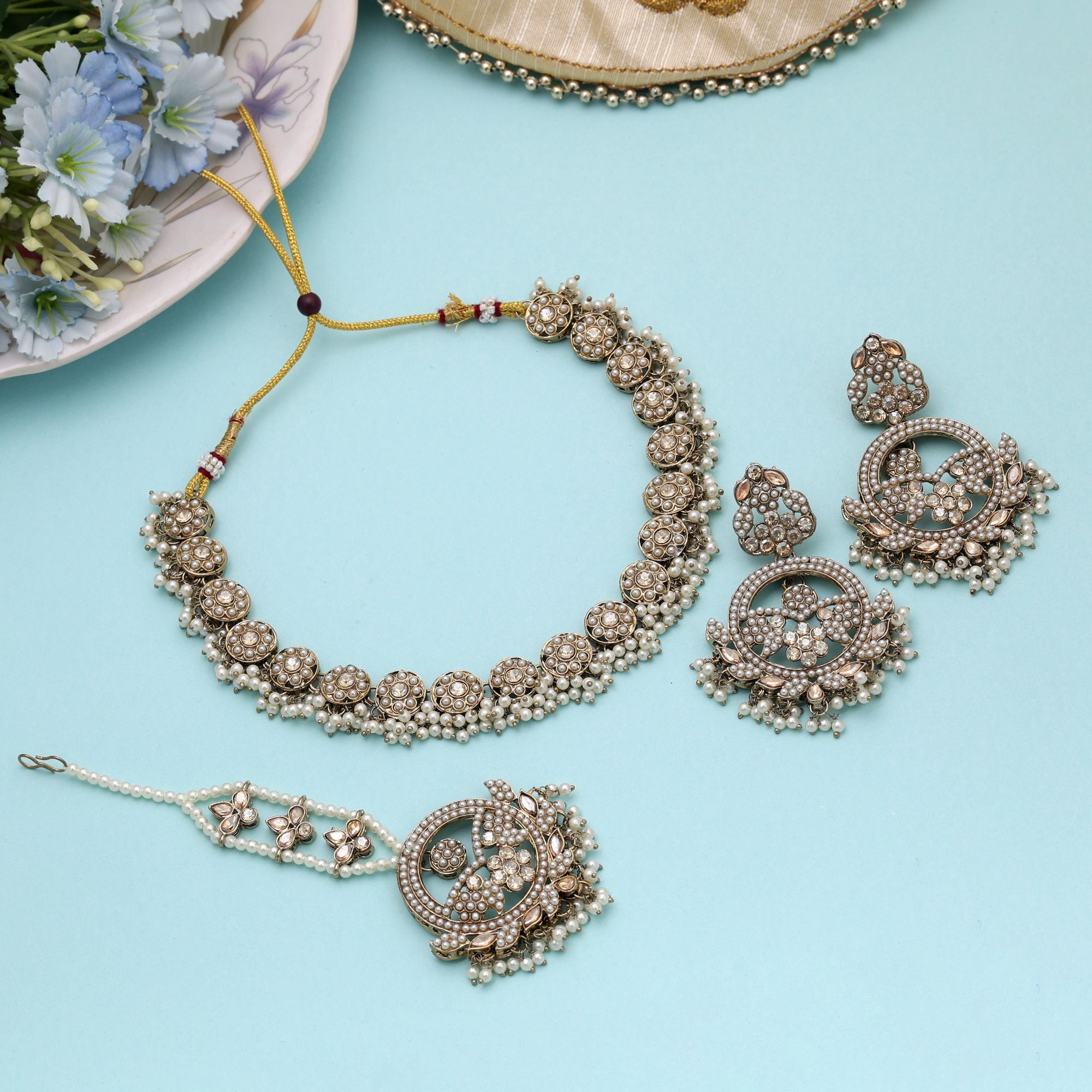 Necklace with Earrings &amp; Tikka - gold