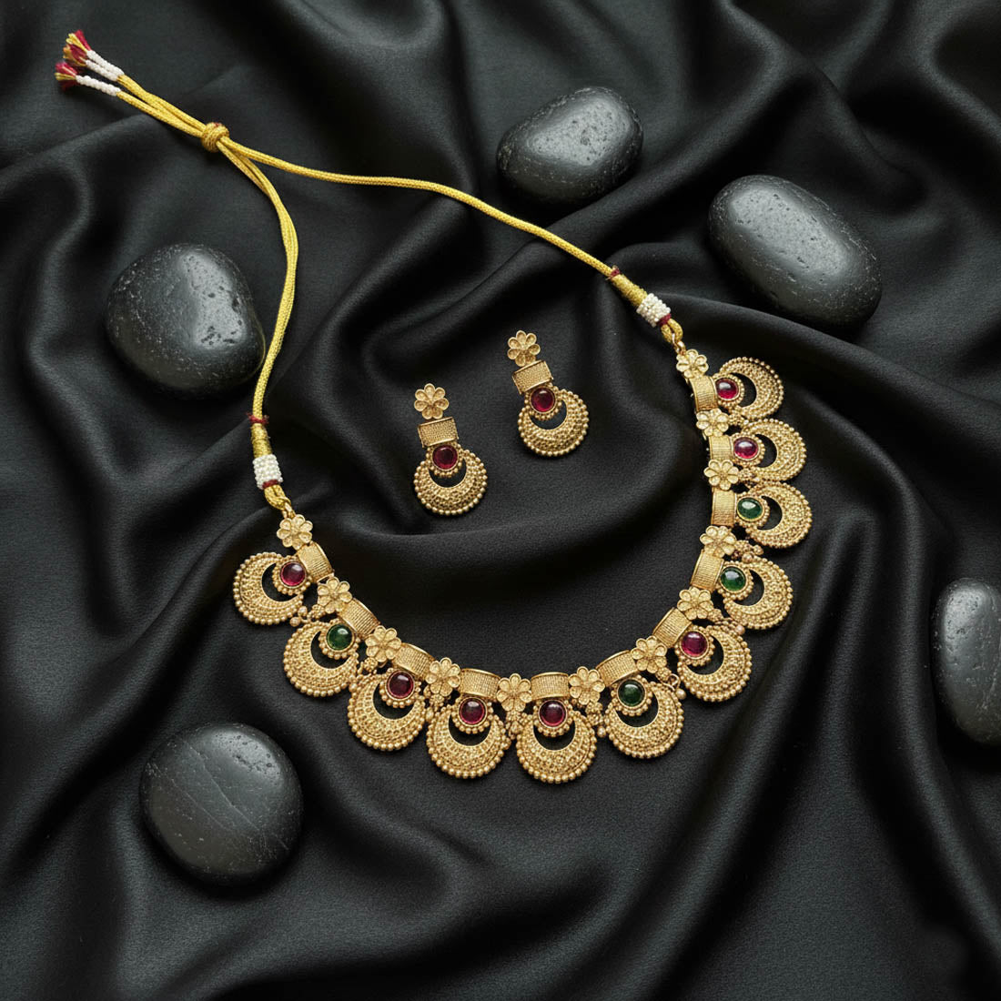 Tempel Halskette mit Ohrringe - matt Gold