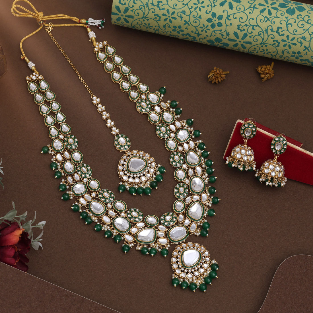 Kundan Lange kette mit Ohrringe & Tikka - gold | grün- Perlen