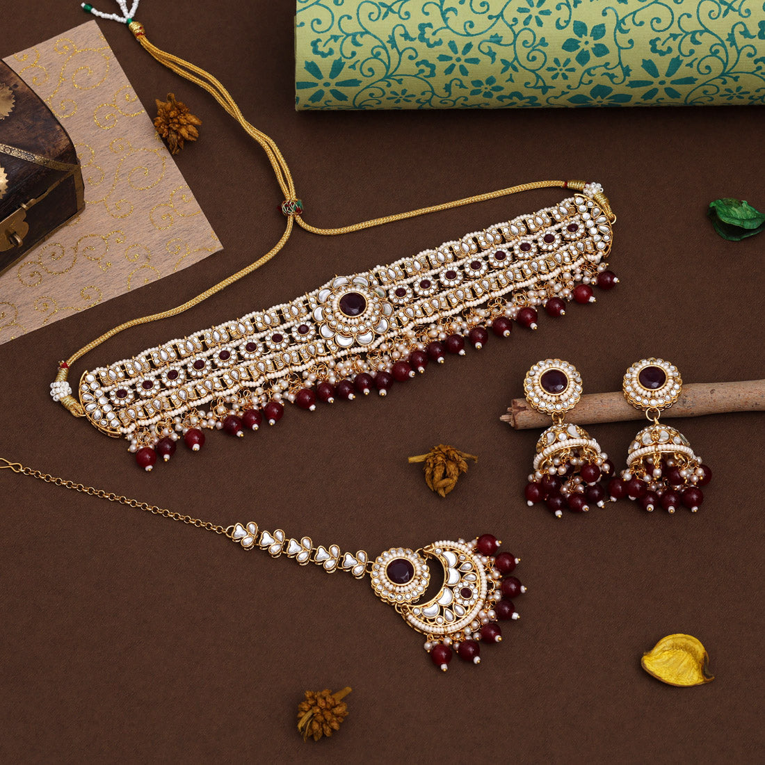 Kundan Choker Halskette mit Ohrringe & Tikka - gold | maroon