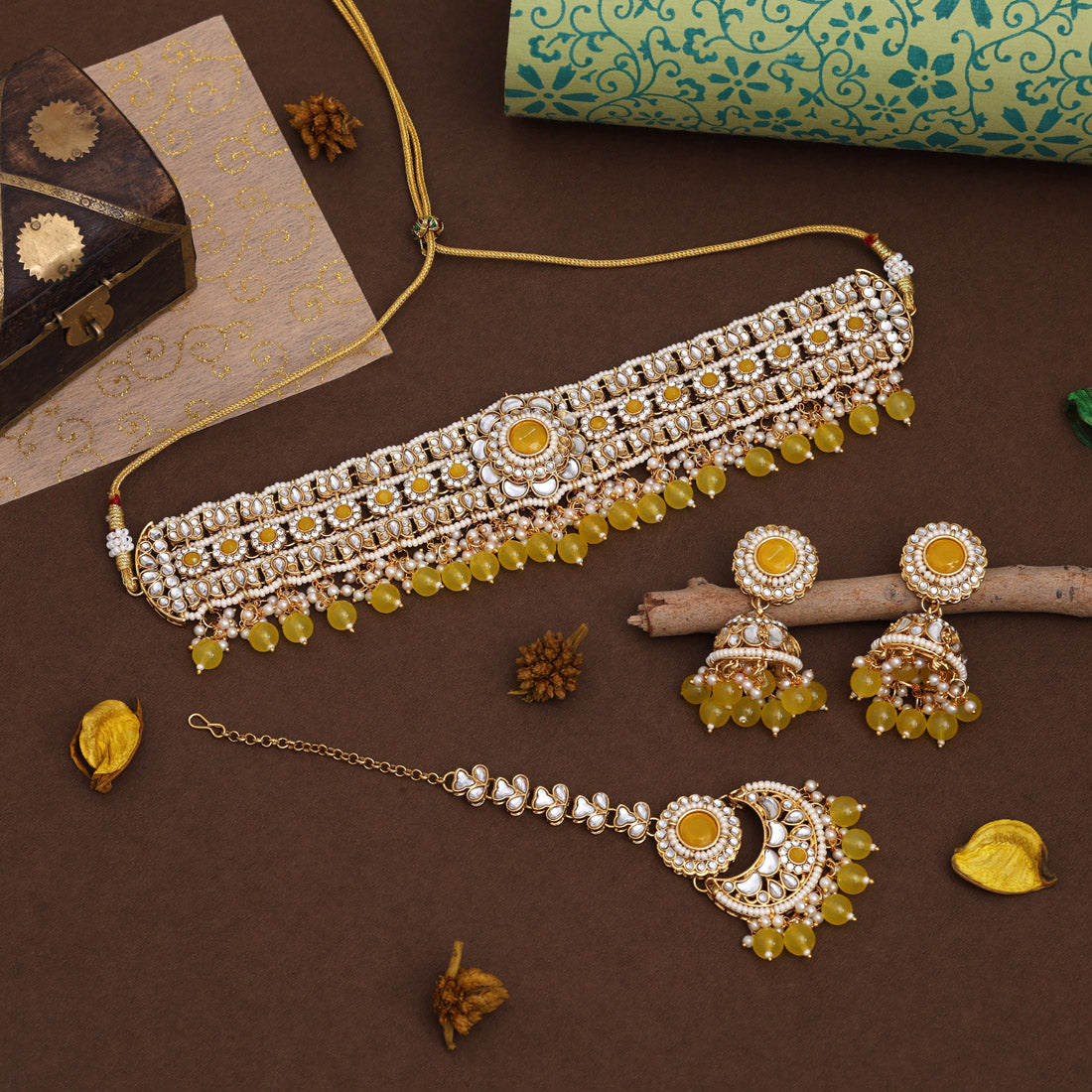 Kundan Choker Halskette mit Ohrringe & Tikka - gold | gelb