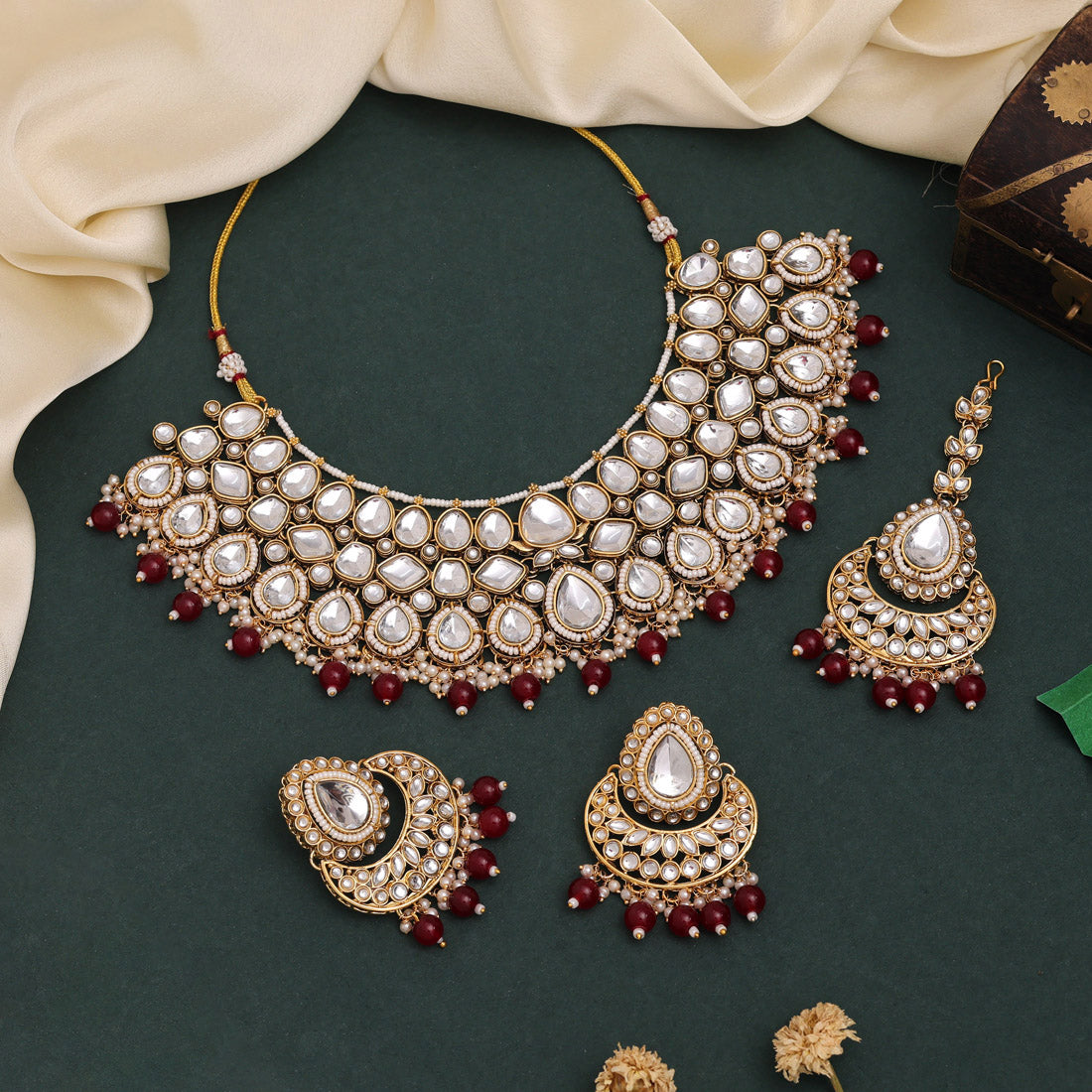 Kundan Halskette mit Ohrringe & Tikka - gold |  maroon