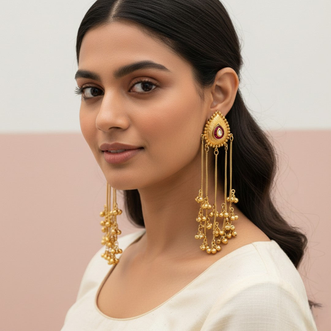 Lange goldfarbene Kaschmir-Ohrringe | magenta