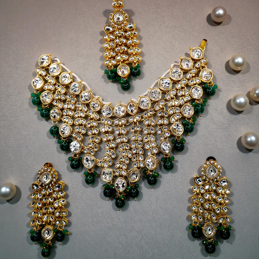 Kundan Choker Halskette mit Ohrringe & Tikka - gold | grün