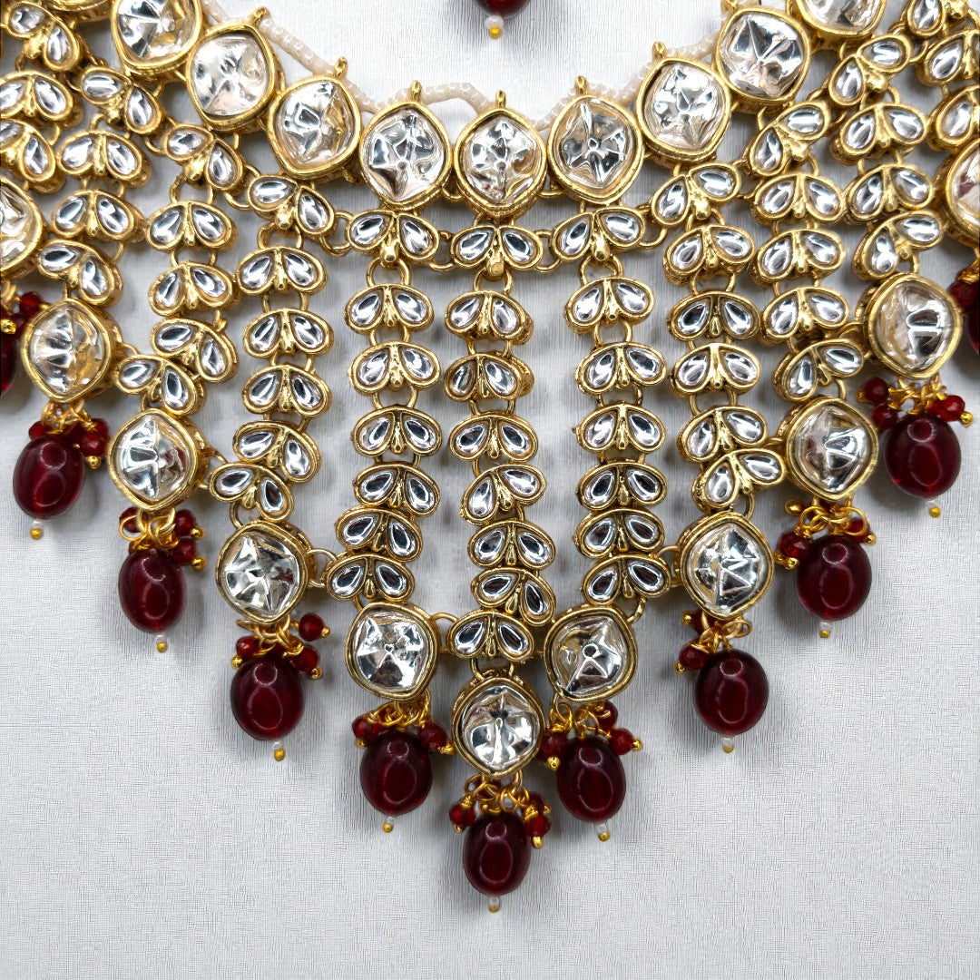 Kundan Choker Halskette mit Ohrringe & Tikka - gold | maroon