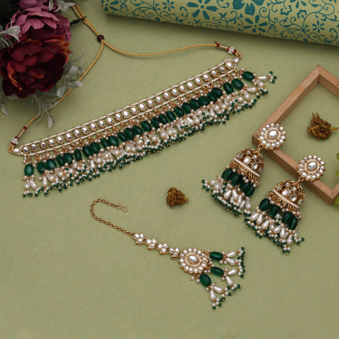 Kundan Choker Halskette mit Ohrringe & Tikka - gold |  grün
