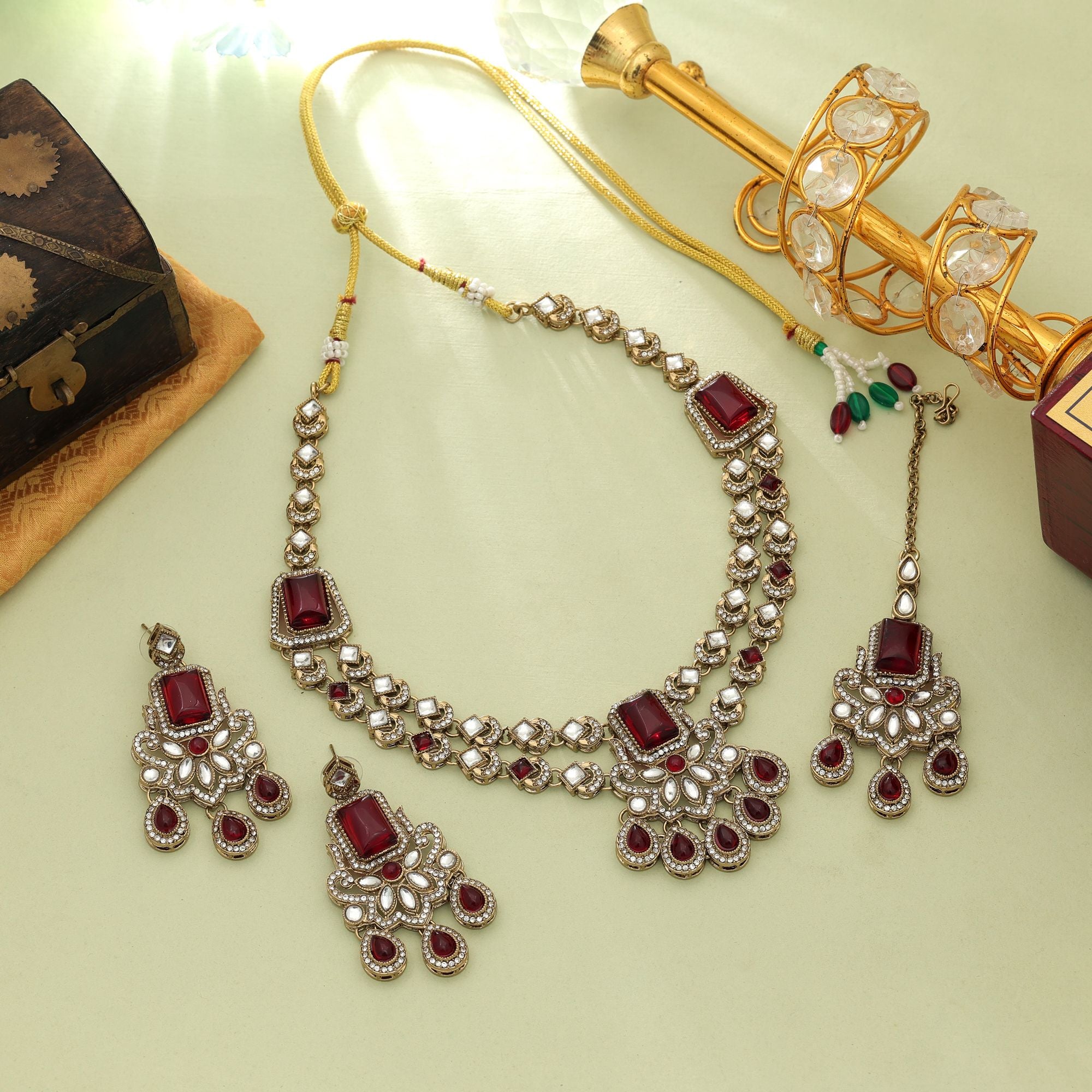 Kundan Halskette mit Ohrringe & Tikka - gold | maroon