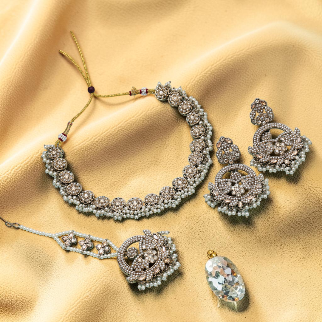 Necklace with Earrings &amp; Tikka - gold