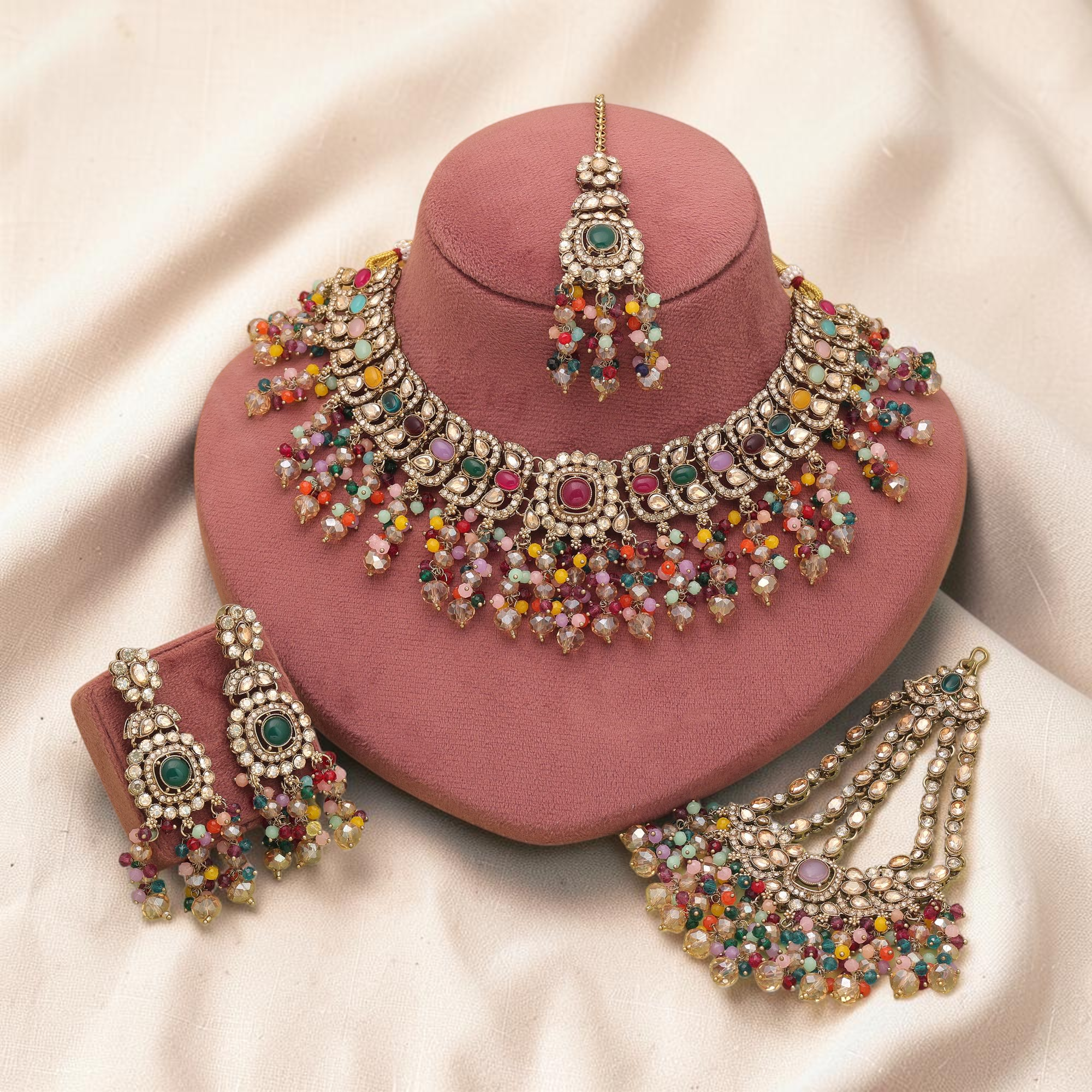 Necklace with Earrings &amp; Tikka - gold