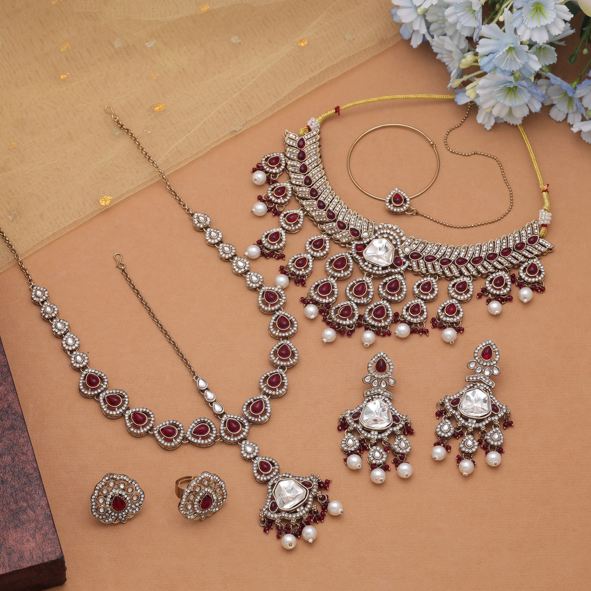 Kundan Halsketten-Set in Rot mit Rani-Haar-Design – Authentischer indischer Brautschmuck
