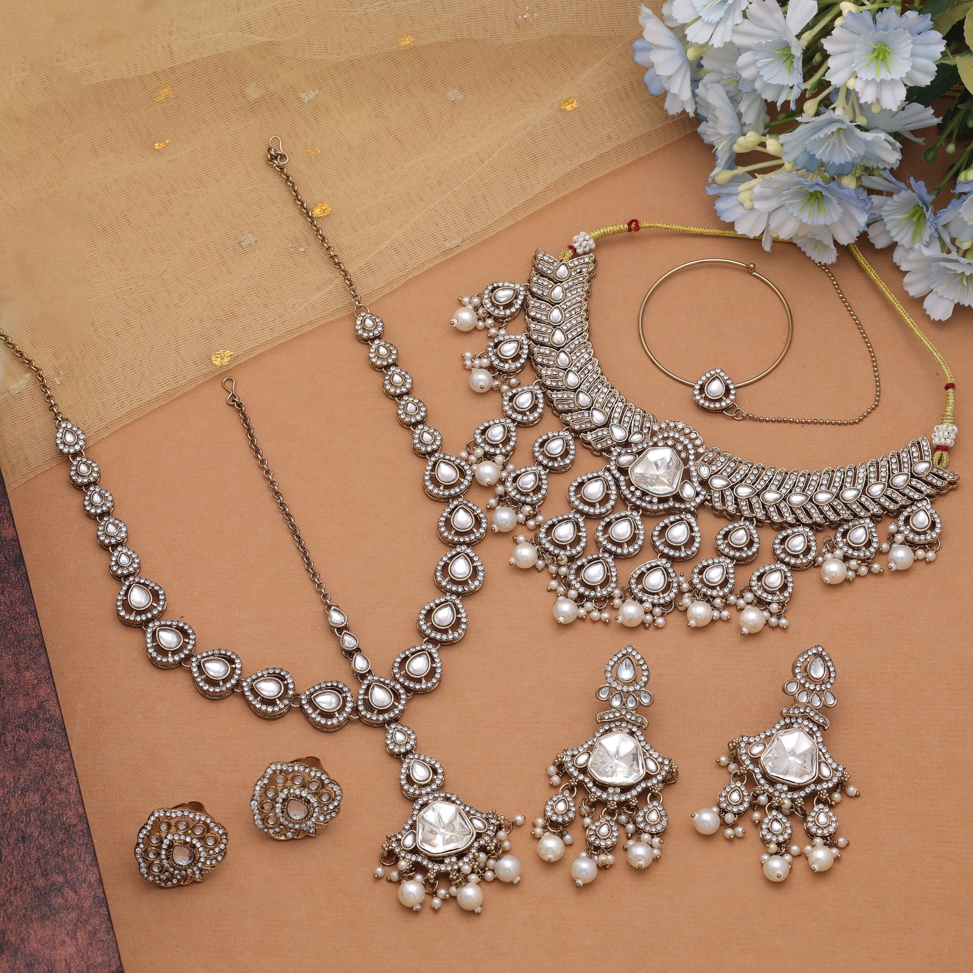Kundan Halsketten-Set in weiß mit Rani-Haar-Design – Authentischer indischer Brautschmuck