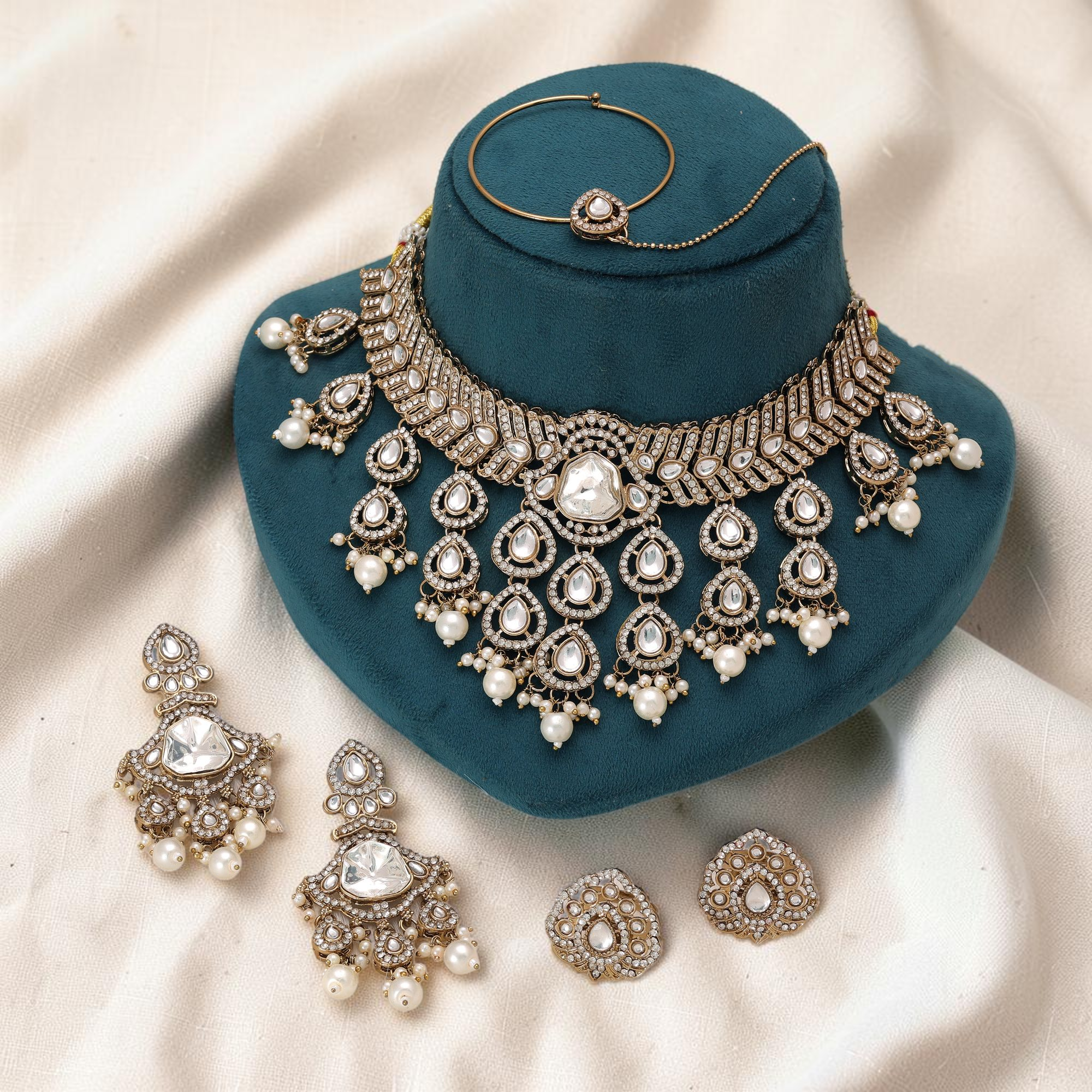 Kundan Halsketten-Set in weiß mit Rani-Haar-Design – Authentischer indischer Brautschmuck
